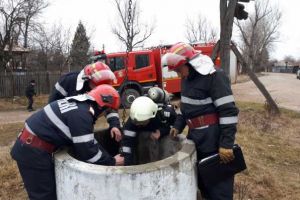 Bătrână de 91de ani, scoasă de pompieri din fântâna în care căzuse