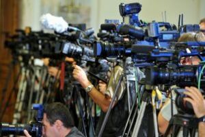 Precizare importantă:  PURTĂTORII DE CUVÂNT ȘI… PRIVITUL ÎN ALTĂ PARTE!