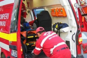 A chemat ambulanţa să-l ducă acasă, după ce a băut şi s-a tăiat la mână