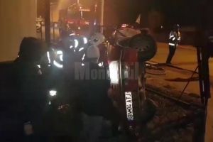 Tineri băuţi, implicaţi într-un grav accident: o maşină a intrat într-un stâlp şi ...