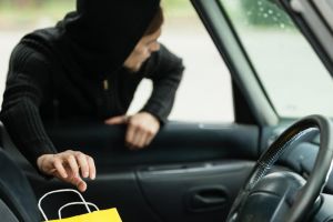 Un puşti de 11 ani a furat dintr-o maşină o borsetă plină de bani si acte