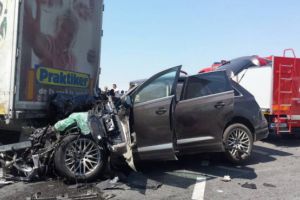 Accident MORTAL pe DN 1, la Comarnic. O masina a fost lovita in plin de un TIR
