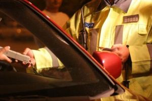 Un şofer cu ”alcool la bord” şi altul cu permisul suspendat, depistaţi şi ”taxaţi” de poliţiştii din Alba Iulia şi Aiud