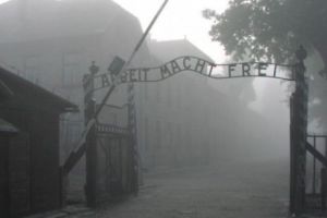 IUBIREA INTERZISĂ de la AUSCHWITZ. Povestea CUTREMURĂTOARE a celui ce TATUA NUMERELE MORȚII, ţinută SECRETĂ zeci de ani