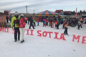 VIDEO FOTO EMOȚIONANT – Cerere în căsătorie pe schiuri, pe pârtie la Păltiniş
