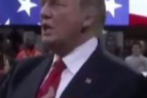 Donad Trump a uitat VERSURILE  la IMNUL NAŢIONAL. Video a devenit viral