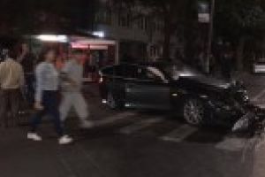 GALERIE FOTO: Doua autoturisme s-au facut praf la intersectia bulevardului Independentei, cu Scolilor, din cauza unui sofer care a fortat semaforul