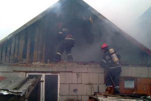 Bătrânică de 79 de ani, rănită după ce flăcările i-au cuprins casa