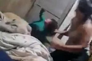 ATENTIE, imagini SOCANTE! Fetita de 3 ani, batuta fara mila de mama ei! A RIDICAT-o de par si apoi a inceput sa o loveasca violent VIDEO