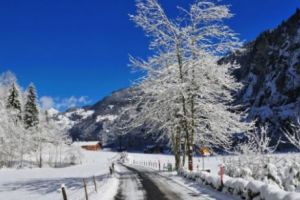 ZECI de MII de TURIȘTI BLOCAȚI. Staţiunea, IZOLATĂ din cauza ZĂPEZII. IMAGINI APOCALIPTICE