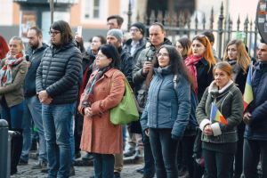 VIDEO Al 14-lea flashmob în faţa sediului PSD Sibiu. Aproape 100 de participanţi