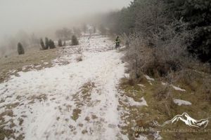 Familie ramasa cu masina blocata in Sinaia, pe drumul spre Stana Regala, din cauza poleiului