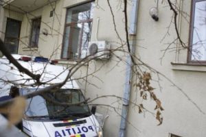 Poliţistul suspect de pedofilie rămâne încă 30 de zile după gratii