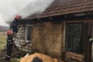 Sălaş mistuit de flăcări la Fârliug. Atenţie la jarul din sobă!