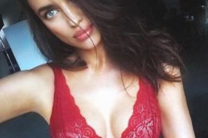 Deşi proaspăt mămică, Irina Shayk încă mai cucereşte inimi cu corpul său răvăşitor! Cum s-a pozat e o insulă exotică - FOTO