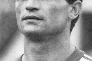 Naţionala de fotbal a României din anii 1990-2000 va juca la Hunedoara