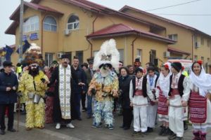 Tradiţie ancestrală şi minunaţii ei mesageri contemporani. “Brezoaia” a vestit de bine la Domneşti, în noul an