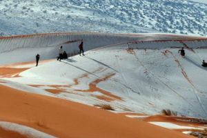 Nisipul, acoperit cu zăpadă: A nins în deşertul Sahara! (FOTO)
