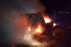 Şieu Odorhei: Un autoturism a ars ca o torţă după ce i s-a dat foc intenţionat (FOTO)