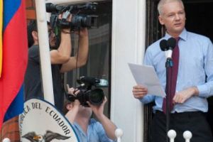  Julian Assange în MARE PERICOL. Ameninţat  că va fi MUTAT din AMBASADA Londrei