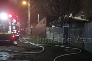 Trei case distruse într-un incendiu