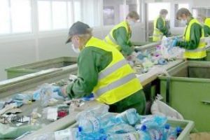 De ce aruncăm pet-urile la gunoi?