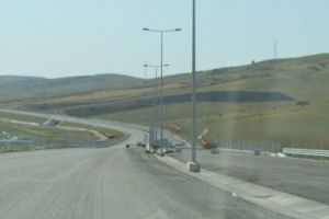 Autostrada cu probleme de asfalt rămâne închisă