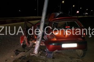 Accident rutier teribil in Mamaia Nord intre Summerland si Navodari. Doi tineri grav raniti. Masina complet distrusa este incolacita pe stalp