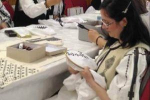 „Terapie” pentru suflet, prin pictură pe sticlă şi prin… „picturi” cu ac şi aţă