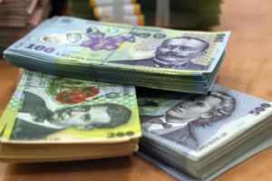 Salarii mai mari la primării decât la spitale. Cu cât au crescut lefurile de la 1 ianuarie