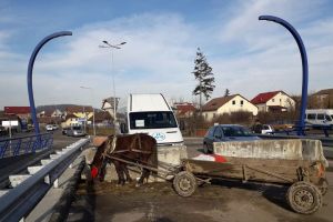 Podul Berăriei, deschis staţionării pentru atelaje hipo. Deşi e cald, nu se lucrează pe str. Faleză (FOTO)