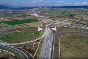 Podul peste Someşul Mic, care va lega două tronsoane de autostradă din apropierea judeţului Alba, va fi gata în toamnă