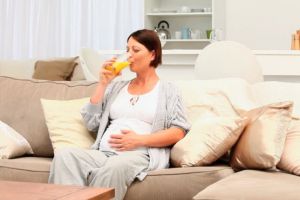 Femeile care beau sucuri în timpul sarcinii ar putea avea copii astmatici