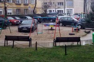 Bizoni de Velenţa: Şi-a parcat Audi-ul taman în parcul de joacă al copiilor!