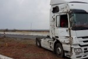 Accident grav in Braila / O persoana a fost ranita dupa impactul violent dintre un TIR si un autoturism