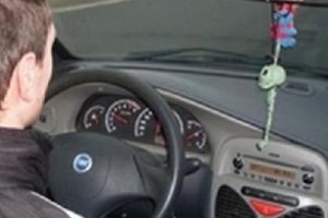 Minor depistat în trafic în timp ce conducea un autoturism