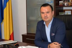 Tatăl şefului CNSAS, expulzat din SUA, după ce a fost prins că a furat TAMPOANE, dintr-un magazin