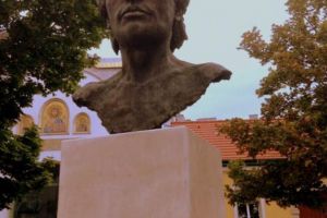 Evenimente omagiale la statuile poetului Mihai Eminescu din Viena, Cernăuţi, Suceava, Putna ...