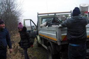 Zeci de locuitori din Bilca au curăţat albia pârâului de unde se captează apa pentru comună