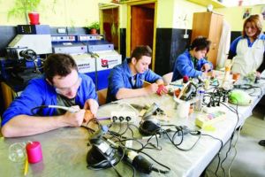 Bursele elevilor de la profesională rămân la aceeaşi valoare de la relansarea ...