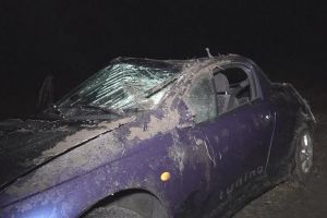 Doi tineri au ajuns la spital, după ce şoferul unei maşini a fost orbit de faruri