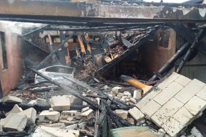 Incendiu puternic la un garaj din Sannicolau Mare. Flacarile s-au extins si la acoperisul unei case