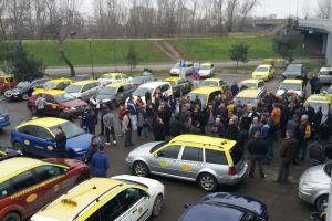 Taximetriştii pot creşte preţul fără aprobare. Doar că nu se înţeleg între ei!
