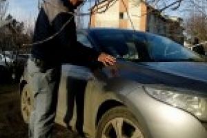 GALERIE FOTO: Un barbat a vrut sa intre in tara cu o masina furata din Franta