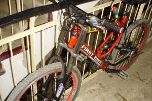 Bărbat din Ighiu cercetat pentru furt: S-a înnoit cu o bicicletă, din scara unui bloc, în noaptea de Revelion