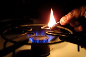 Gazele îi ard la buzunare pe români în plină iarnă. Scumpirea anunţată de ANRE intră în vigoare astăzi