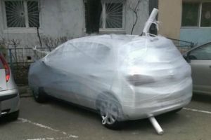 Un sofer s-a trezit cu masina complet infoliata, pe motiv ca a parcat pe locul altcuiva