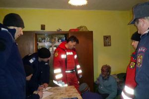 Bătrân căzut într-o râpă, salvat de jandarmi