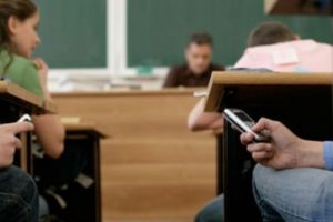 Ministrul Educaţiei: Elevii nu sunt obligaţi să poarte uniformă şi nu pot folosi telefoane la cursuri