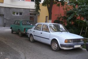 Maşinile vechi de pe străzile României determină Guvernul să anunţe o nouă taxă auto